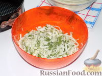 Фото приготовления рецепта: Заливной пирог с капустой и сыром - шаг №7