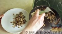 Фото приготовления рецепта: Салат с куриной грудкой, зеленой фасолью, сыром и грибами - шаг №4