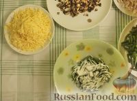 Фото приготовления рецепта: Салат с куриной грудкой, зеленой фасолью, сыром и грибами - шаг №8