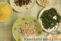 Фото приготовления рецепта: Салат с куриной грудкой, зеленой фасолью, сыром и грибами - шаг №9