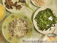 Фото приготовления рецепта: Салат с куриной грудкой, зеленой фасолью, сыром и грибами - шаг №11