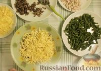 Фото приготовления рецепта: Салат с куриной грудкой, зеленой фасолью, сыром и грибами - шаг №12