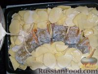 Фото приготовления рецепта: Щука, запеченная с картофелем - шаг №6