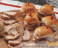 Фото к рецепту: Булочки со свининой и клюквенным соусом