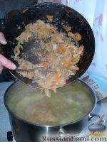 Фото приготовления рецепта: Сырно-луковый суп - шаг №3