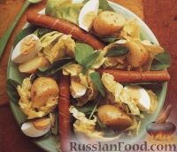 Фото к рецепту: Теплый картофельный салат с сосисками и яйцами