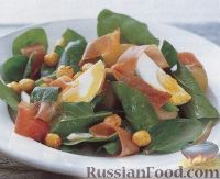 Фото к рецепту: Теплый картофельный салат с ветчиной, стручковой фасолью и орехами