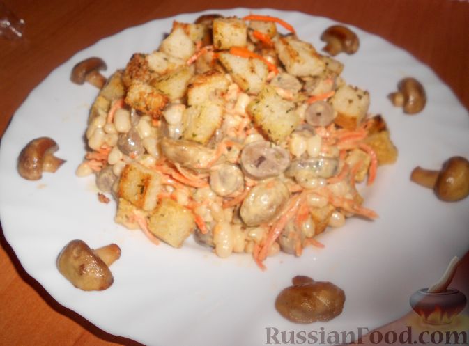 Рецепт: Салат с фасолью и чесноком | С морковью и сухариками.
