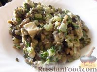 Фото приготовления рецепта: Салат из зеленого горошка и моркови - шаг №8