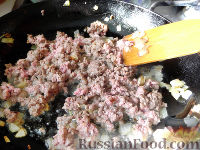 Фото приготовления рецепта: Макароны по-флотски с томатом - шаг №4