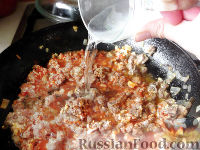 Фото приготовления рецепта: Макароны по-флотски с томатом - шаг №7