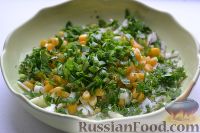 Фото приготовления рецепта: Салат с кальмарами и яйцами - шаг №7