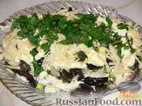 Фото к рецепту: Слоеный салат с рыбой и грибами
