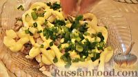 Фото приготовления рецепта: Слоеный салат с рыбой и грибами - шаг №3