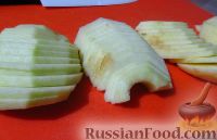 Фото приготовления рецепта: Заливной яблочный пирог - шаг №3