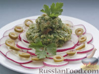 Фото к рецепту: Салат-закуска из редиса с оливками, под соусом Сальса верде