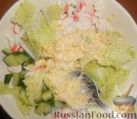 Фото приготовления рецепта: Салат с пекинской капустой и крабовыми палочками - шаг №21