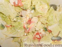 Фото приготовления рецепта: Салат с пекинской капустой и крабовыми палочками - шаг №22