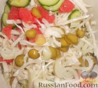 Фото приготовления рецепта: Салат из редьки с капустой и грейпфрутом - шаг №12