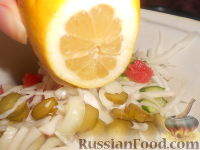Фото приготовления рецепта: Салат из редьки с капустой и грейпфрутом - шаг №15
