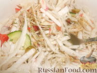 Фото приготовления рецепта: Салат из редьки с капустой и грейпфрутом - шаг №17