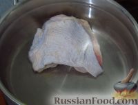 Фото приготовления рецепта: Сырный суп с курицей, сосисками и рисом - шаг №1