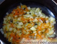 Фото приготовления рецепта: Сырный суп с курицей, сосисками и рисом - шаг №4