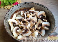 Фото приготовления рецепта: Мясной салат с грибами и гранатом - шаг №3