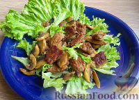 Фото приготовления рецепта: Мясной салат с грибами и гранатом - шаг №10
