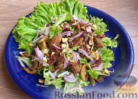 Фото приготовления рецепта: Мясной салат с грибами и гранатом - шаг №11