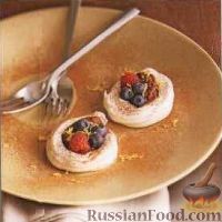 Фото к рецепту: Меренги с сырным кремом и ягодами