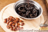 Фото приготовления рецепта: Чернослив с грецкими орехами, под сметанным кремом - шаг №3