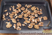 Фото приготовления рецепта: Чернослив с грецкими орехами, под сметанным кремом - шаг №4