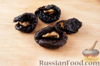 Фото приготовления рецепта: Чернослив с грецкими орехами, под сметанным кремом - шаг №5