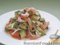 Фото к рецепту: Оригинальный салат с креветками и авокадо, под кулисом с белым вином