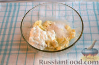 Фото приготовления рецепта: Закусочный пирог с копченой грудинкой, вялеными помидорами и сыром - шаг №6