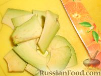 Фото приготовления рецепта: Канапе с семгой и авокадо - шаг №3