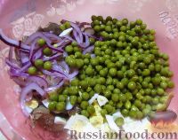 Фото приготовления рецепта: Салат из куриной печени и зеленого горошка - шаг №4