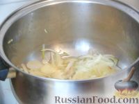 Фото приготовления рецепта: Суп со свининой,  шампиньонами и  болгарским перцем - шаг №3