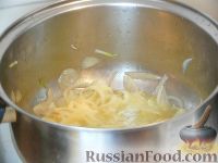 Фото приготовления рецепта: Суп со свининой,  шампиньонами и  болгарским перцем - шаг №5