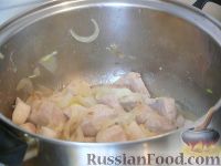 Фото приготовления рецепта: Суп со свининой,  шампиньонами и  болгарским перцем - шаг №6