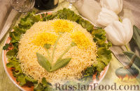 Фото к рецепту: Слоеный салат с куриной печенью «Одуванчики»