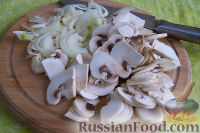 Фото приготовления рецепта: Слоеный салат с куриной печенью «Одуванчики» - шаг №2