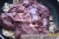 Фото приготовления рецепта: Слоеный салат с куриной печенью «Одуванчики» - шаг №3