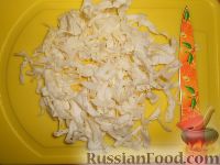 Фото приготовления рецепта: Солянка из свежей капусты с рисом и сосисками - шаг №1