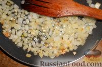 Фото приготовления рецепта: Солянка из свежей капусты с рисом и сосисками - шаг №7