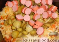 Фото приготовления рецепта: Солянка из свежей капусты с рисом и сосисками - шаг №14