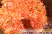 Фото приготовления рецепта: Солянка из свежей капусты с рисом и сосисками - шаг №15