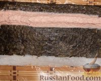 Фото приготовления рецепта: Урамаки-роллы с семгой и икрой мойвы - шаг №13