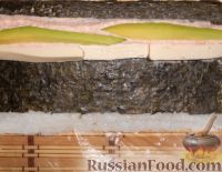 Фото приготовления рецепта: Урамаки-роллы с семгой и икрой мойвы - шаг №14